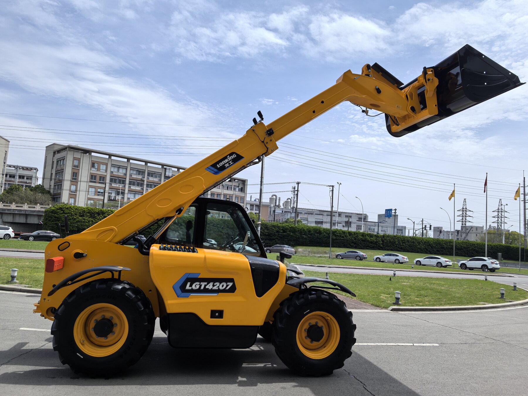 Телескопический погрузчик Lonking LGT4207 сбоку